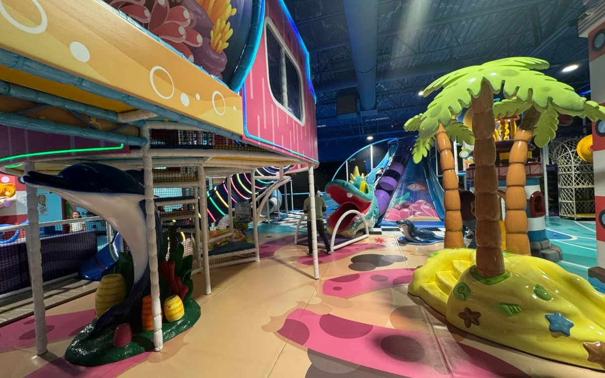 Kids entertainment center with maze and attractions — illustration of the family entertainment center business model